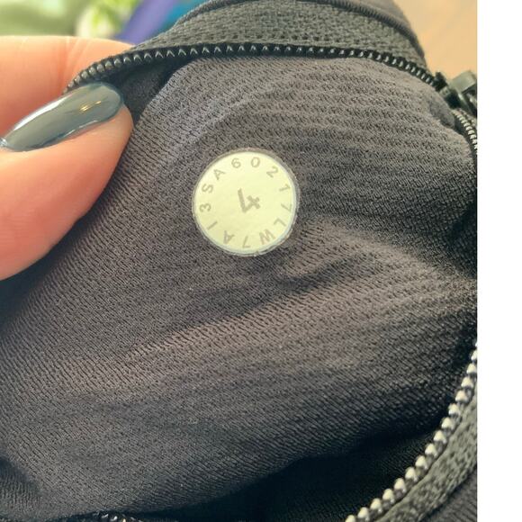 Lululemon Speed Short (Perforated 2.5") size 4 - Picture 8 of 8